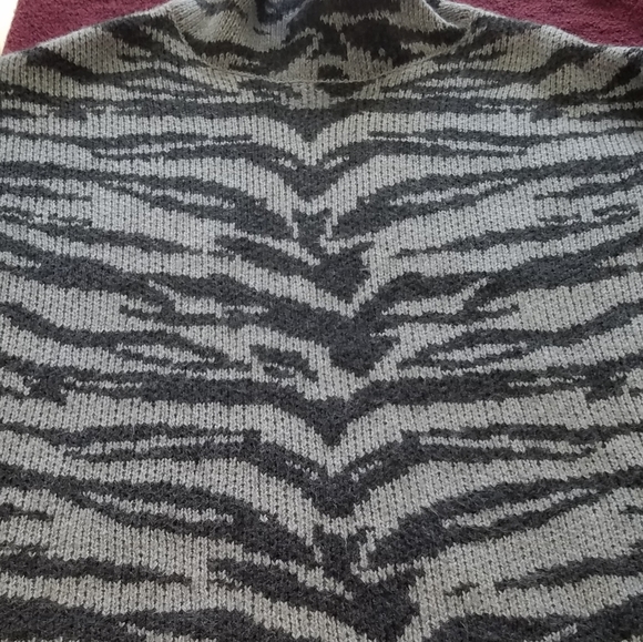 DKNY Zebra Print Turtleneck Sweater Grey /Graphite S - Picture 8 of 12